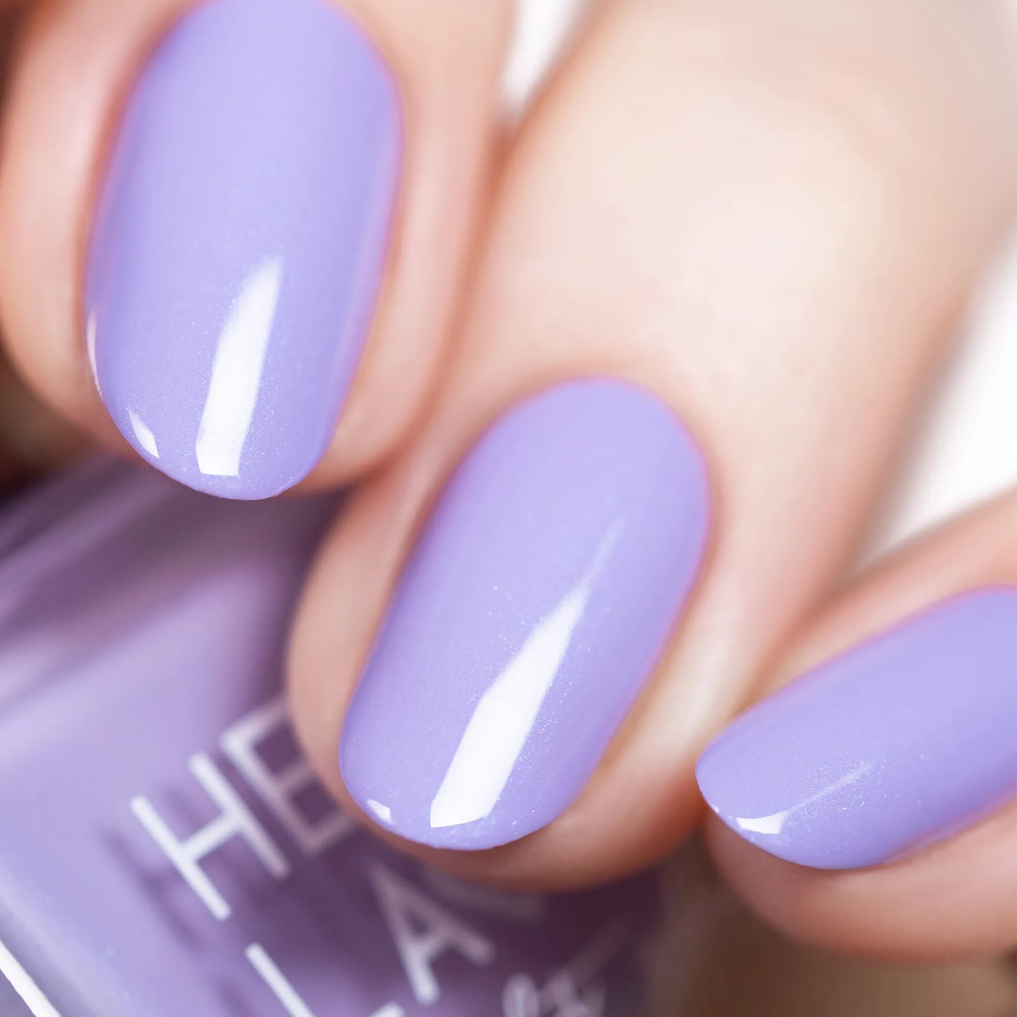 Makroaufnahme Nagellack von HERZLACK in der Farbe Hyazinthenherz in einem blau-lila Farbton mit feinem Glitzer