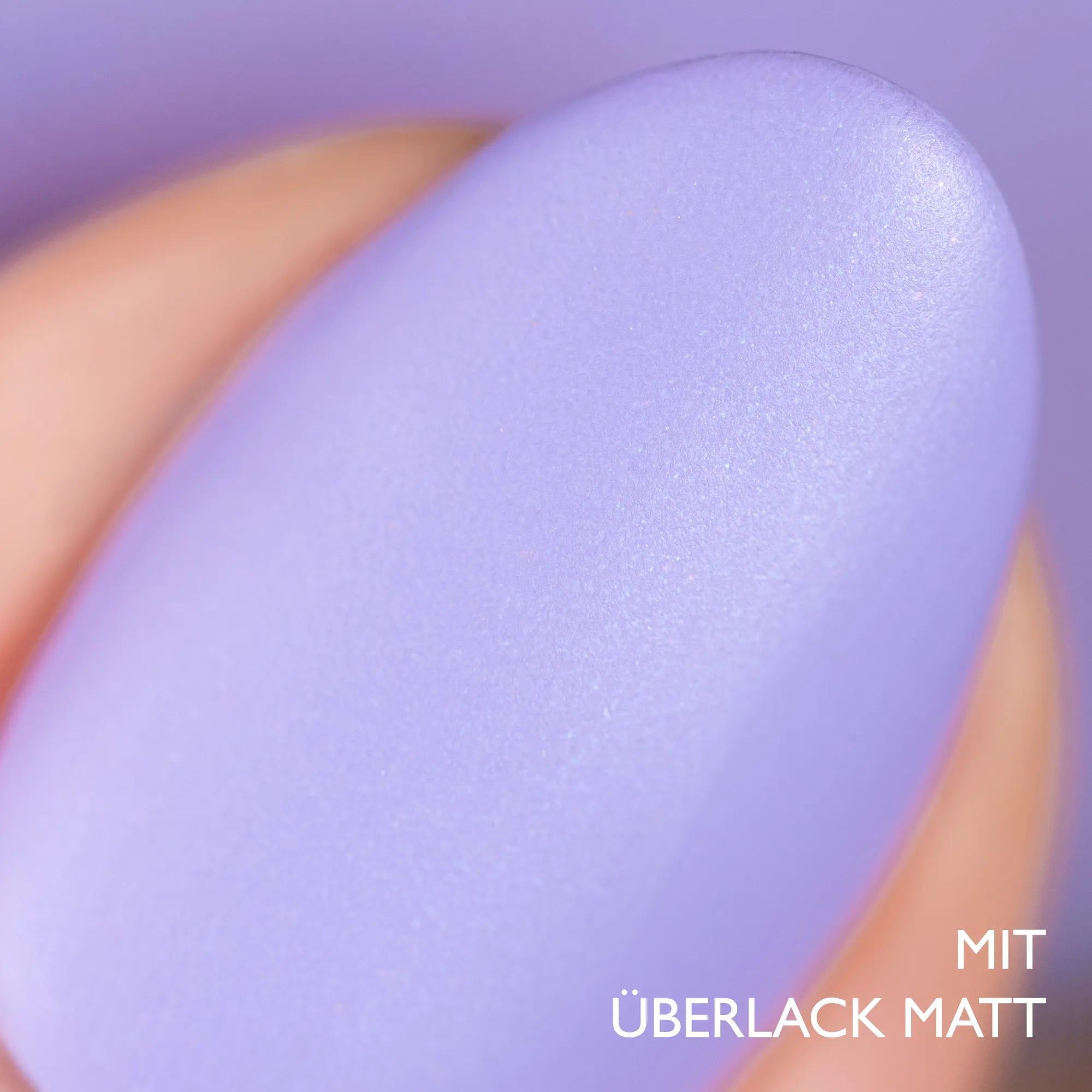 Makroaufnahme Daumen matt mit Nagellack von HERZLACK in der Farbe Hyazinthenherz in einem blau-lila Farbton mit feinem Glitzer