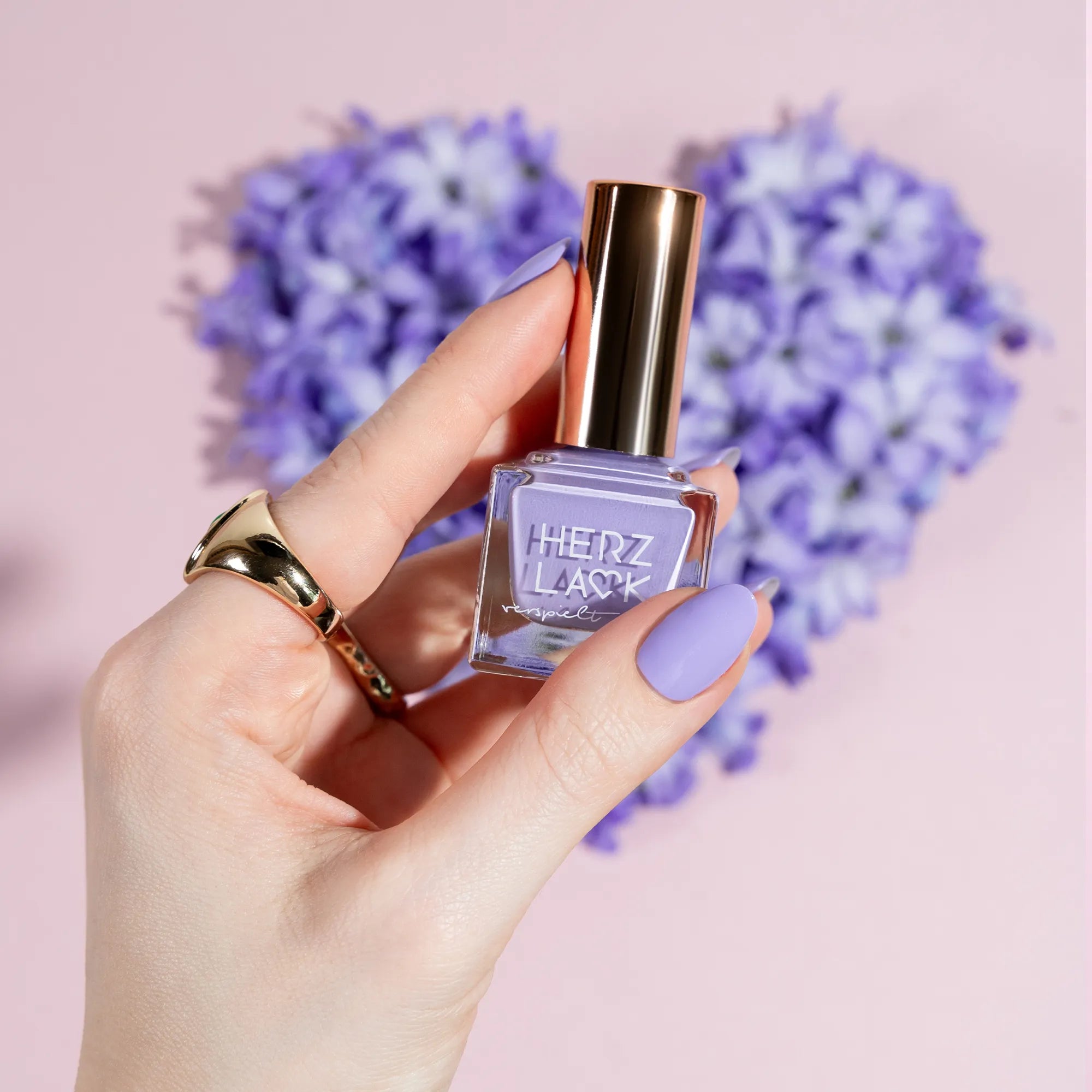 Nagellack von HERZLACK in der Farbe Hyazinthenherz in einem blau-lila Farbton mit feinem Glitzer