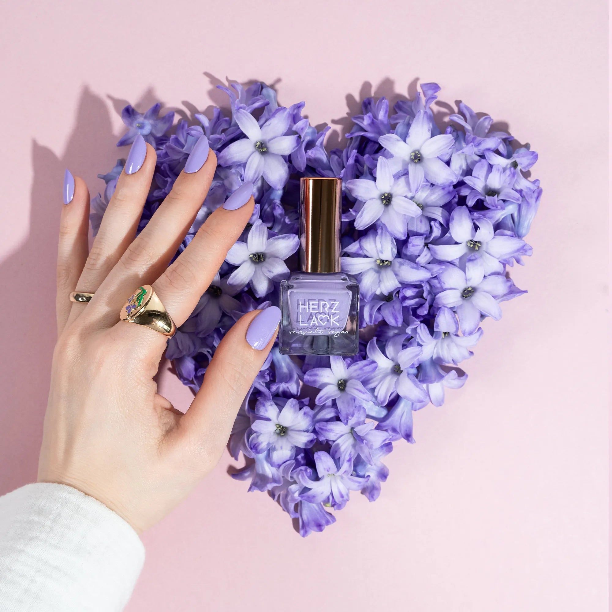 Nagellack von HERZLACK in der Farbe Hyazinthenherz in einem blau-lila Farbton mit feinem Glitzer