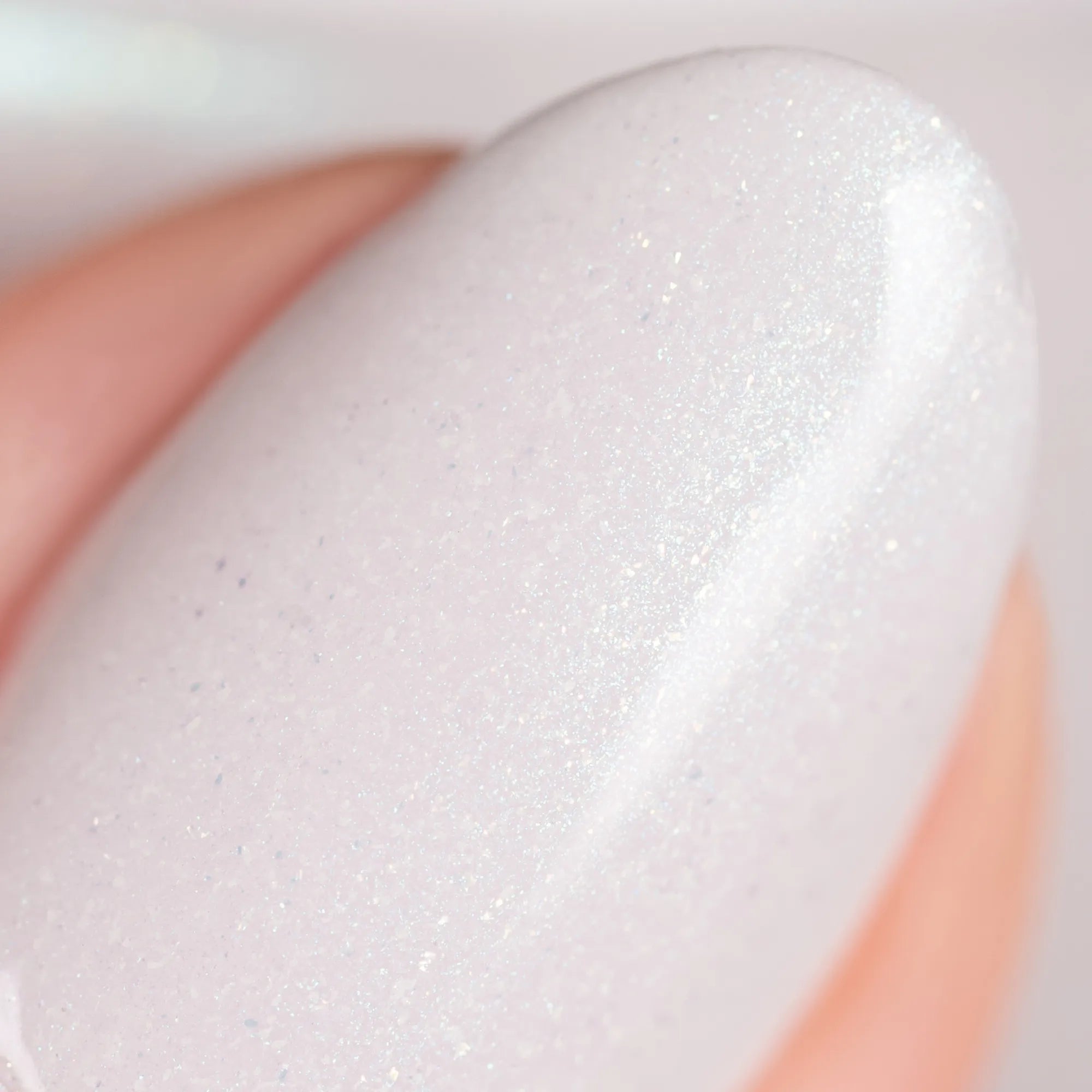Makro Daumen Nagellack HERZLACK in der Farbe Pusteblume in einem zarten grau mit Schimmer für deine Fingernägel