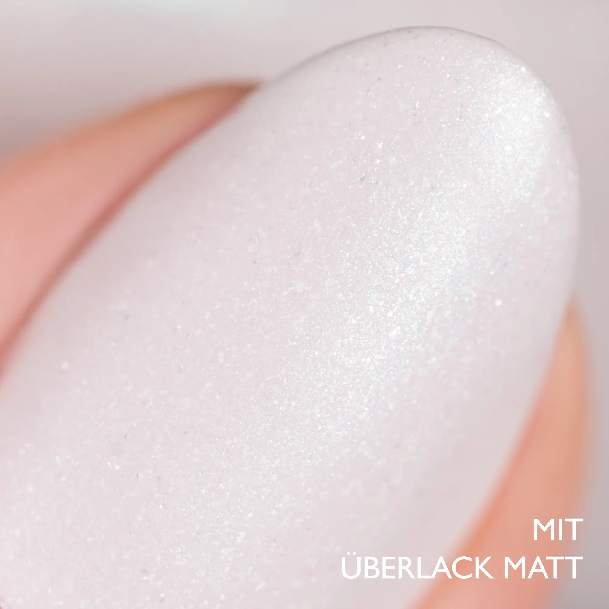 Makro Daumen matt Nagellack HERZLACK in der Farbe Pusteblume in einem zarten grau mit Schimmer für deine Fingernägel
