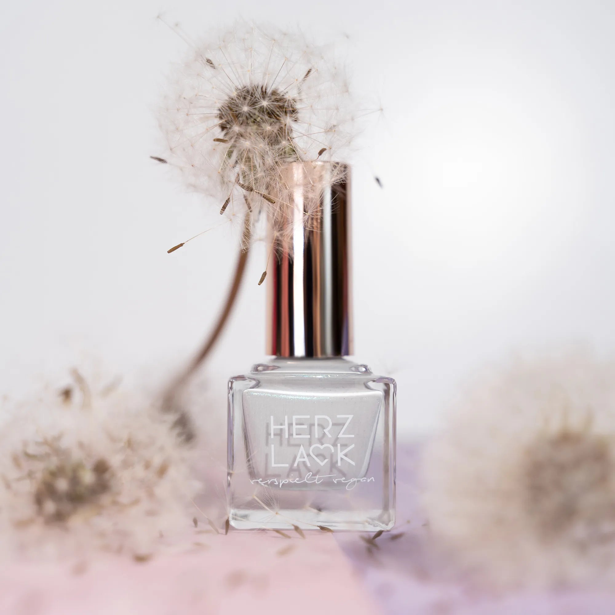 Flasche Nagellack HERZLACK in der Farbe Pusteblume in einem zarten grau mit Schimmer für deine Fingernägel