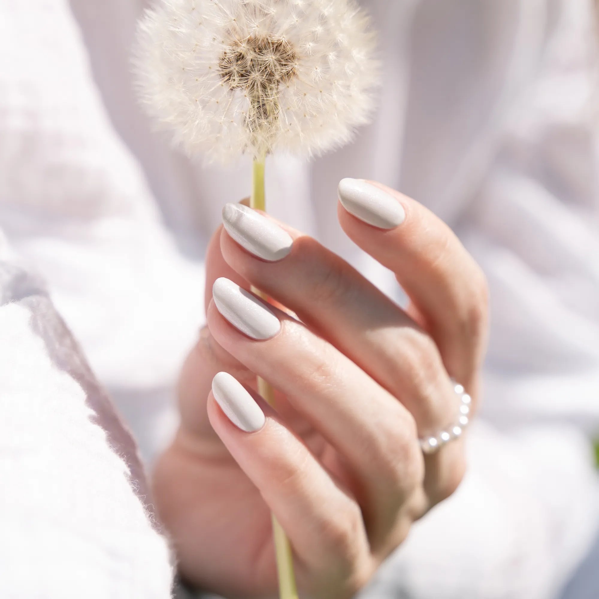 Bild Nagellack HERZLACK in der Farbe Pusteblume in einem zarten grau mit Schimmer für deine Fingernägel