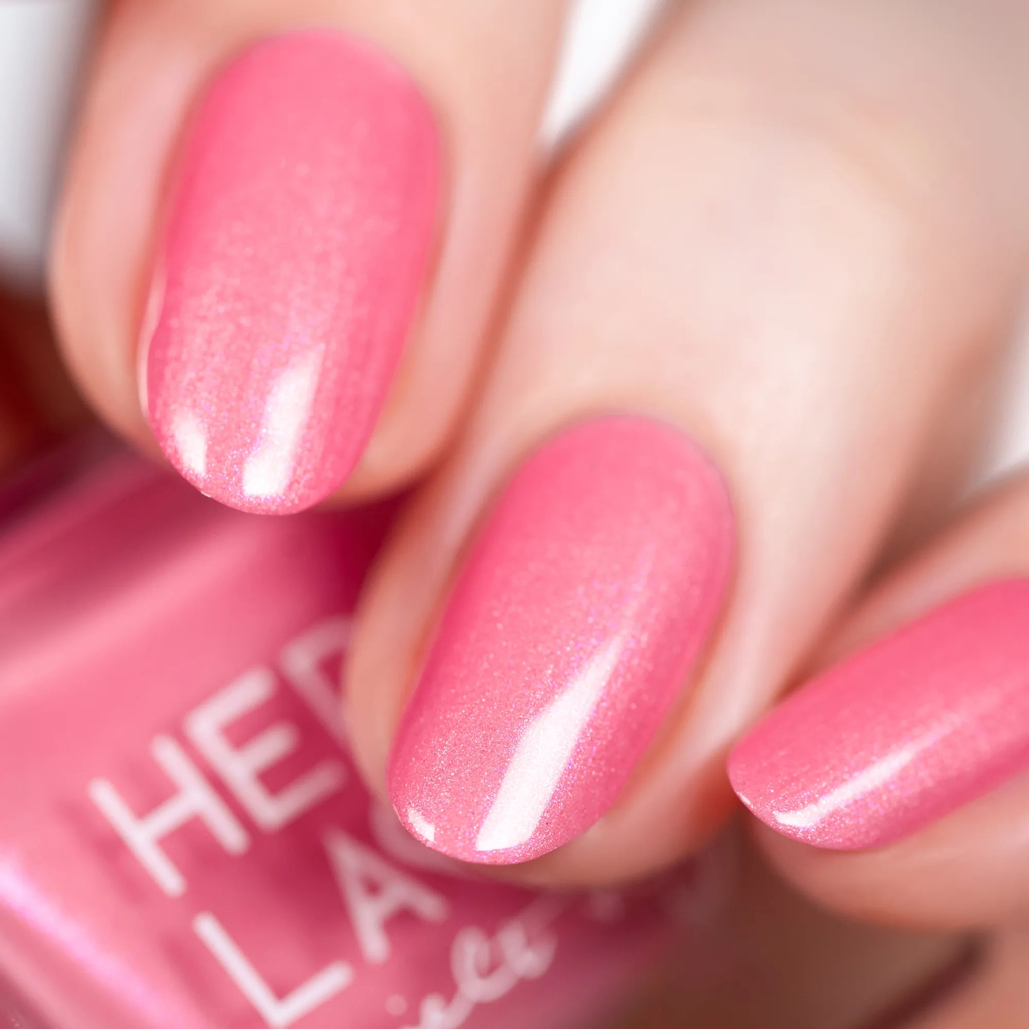 Makro Aufnahme Nagellack HERZLACK in der Farbe BauernröschenPfingstrose in rosa pink mit Schimmer