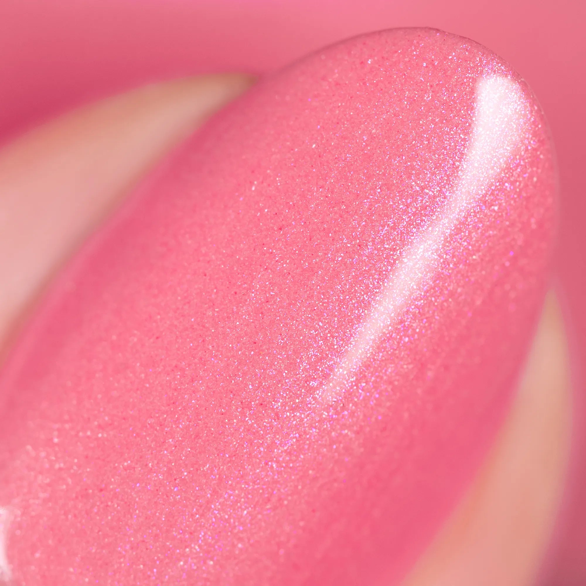 Daumen Makro Nagellack HERZLACK in der Farbe BauernröschenPfingstrose in rosa pink mit Schimmer