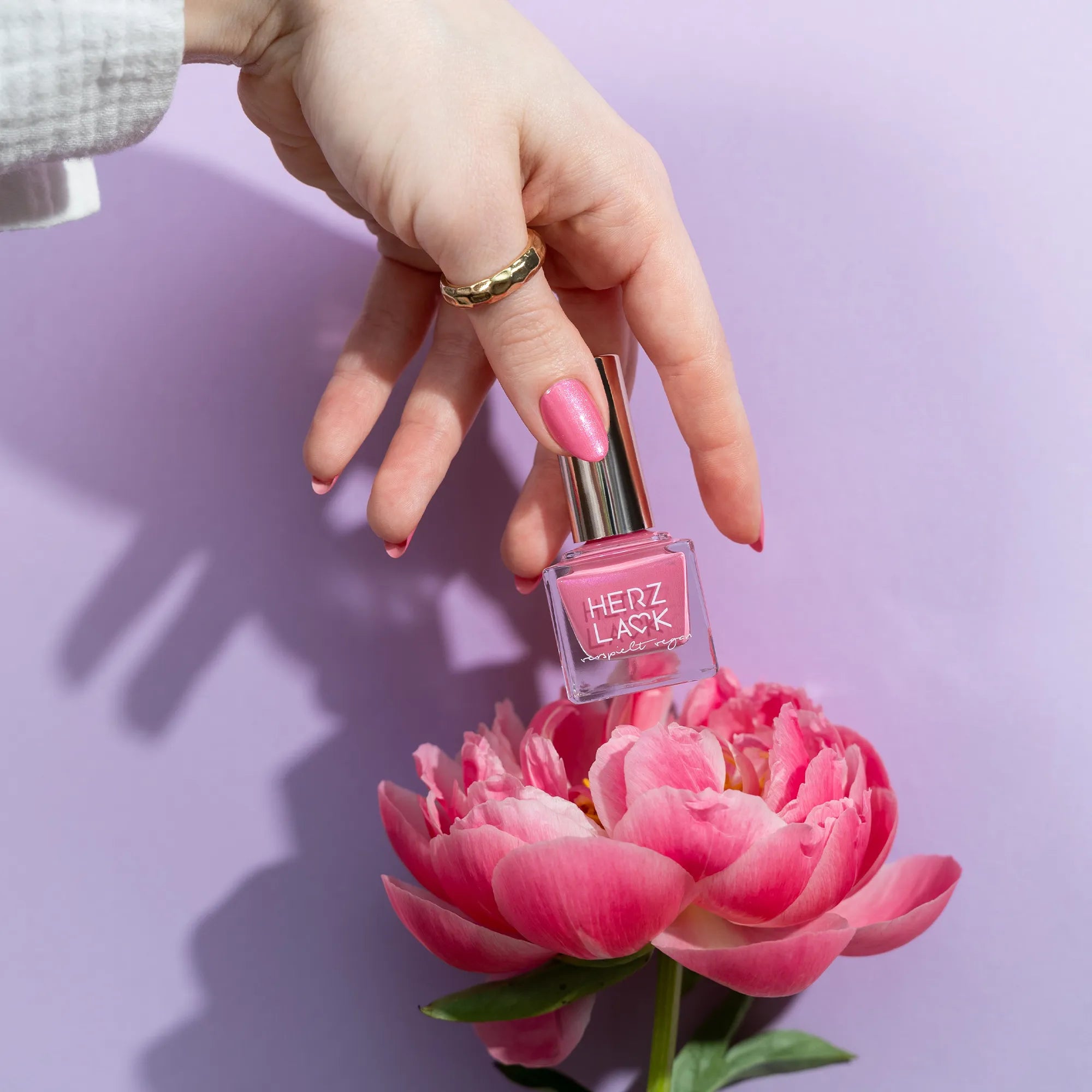 Nagellack HERZLACK in der Farbe BauernröschenPfingstrose in rosa pink mit Schimmer